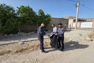پاکسازی محیط روستای پرین توسط کارکنان مرکز خدمات جامع سلامت پرین به مناسبت هفته ملی سلامت 