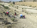جمع آوری زباله های تفرجگاه ها و حاشیه جاده در روستای دشتک به مناسبت هفته سلامت
